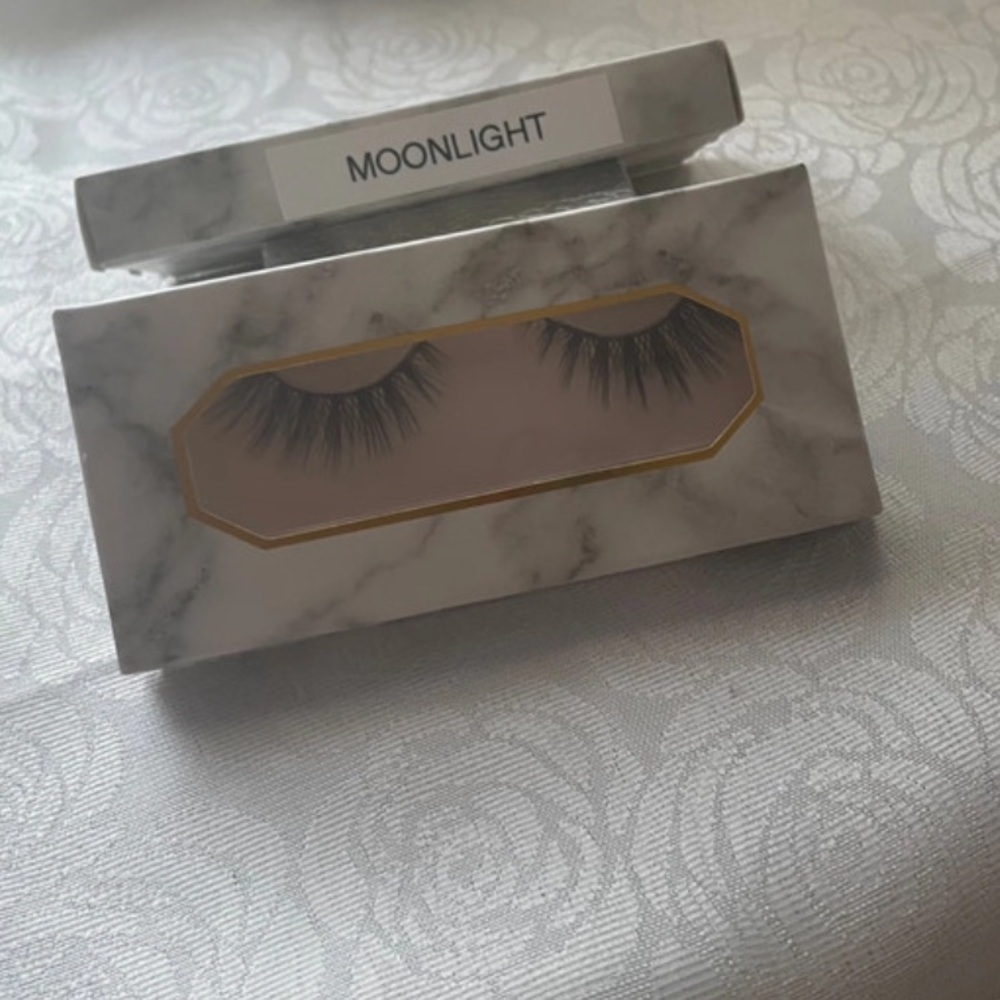NWT  Moonlight eyelashes 25mm it included lashes brush, tweezer